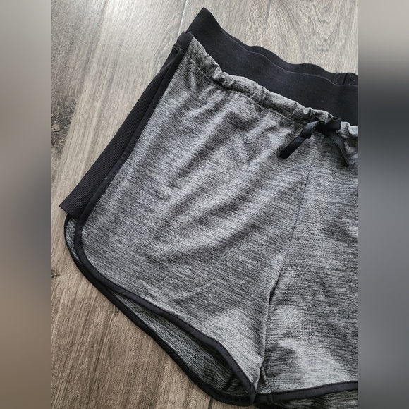 Women's active midrise shorts size M by Tek Gear NWT - Picture 2 of 5